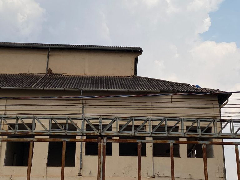 Isso é incrível | Cabra dá show e vai parar no telhado da fábrica da Antártica