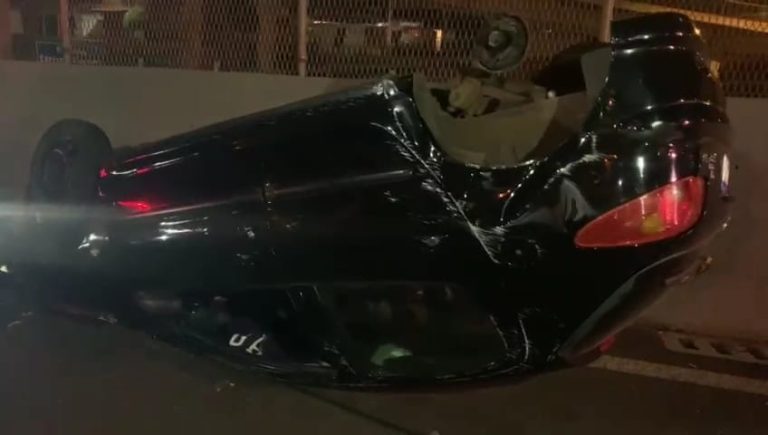 Após capotar o carro, mulher é roubada na avenida dos Bandeirantes