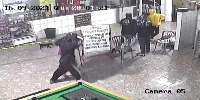 Vídeo | Bandidos armados tocam o terror e ameaçam donos de bar durante roubo