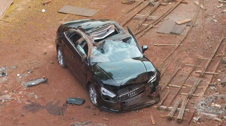 Motorista perde o controle e cai em canteiro de obra no centro