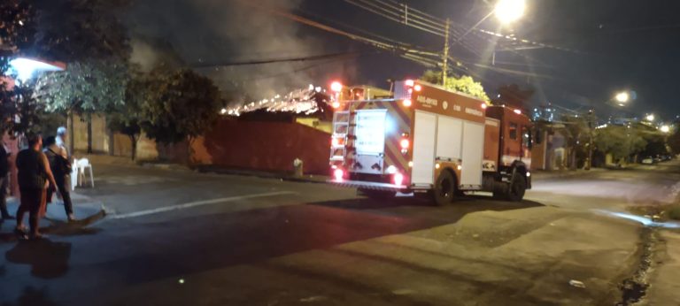 Vídeo | Incêndio atinge casa abandonada em Ribeirão Preto