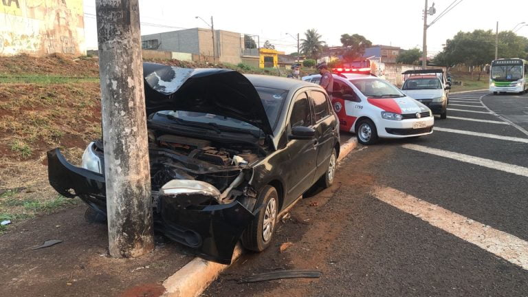 Mulher fica ferida após bater carro contra poste em Ribeirão