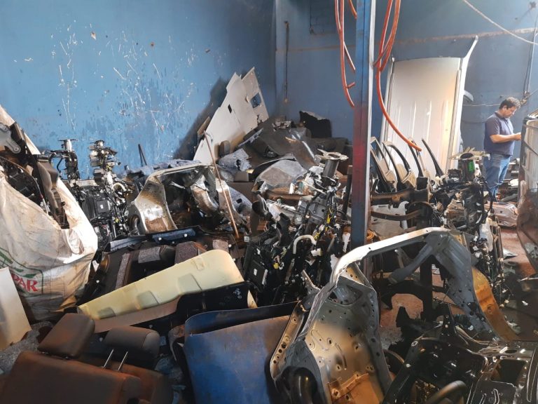 Policiais da DIG estouram desmanche de caminhonetes na rua Itanhaém, em Ribeirão