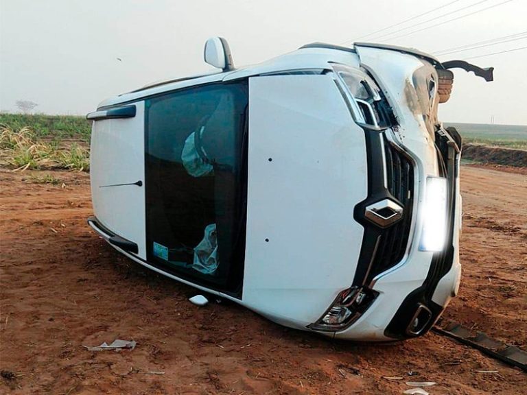 Ladrão furta carro do Conselho Tutelar, perde controle e capota em Dobrada