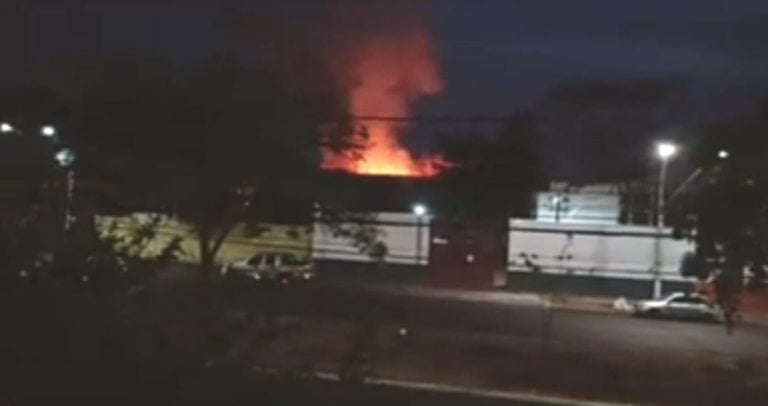 Galpão de madeireira pega fogo na zona Norte de Ribeirão