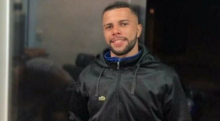 Motociclista morre depois de colidir com cerca de madeira em Ribeirão