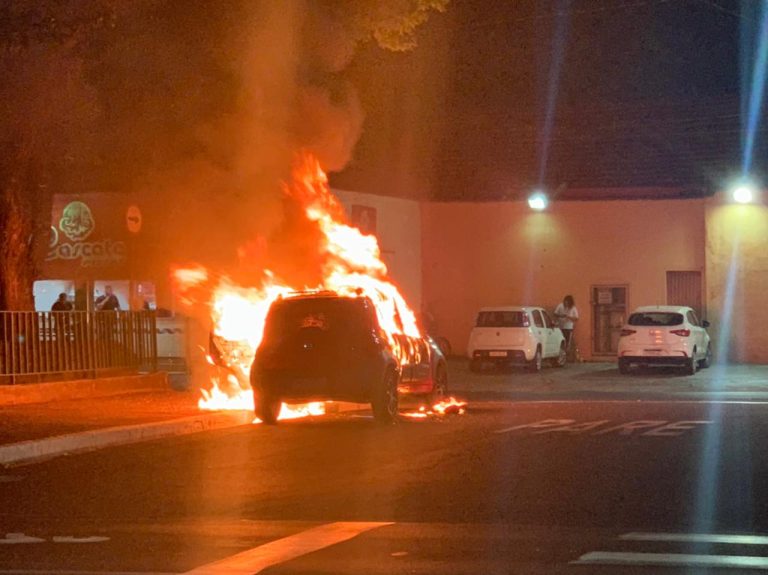 Vídeo | Carro pega fogo na Francisco Junqueira