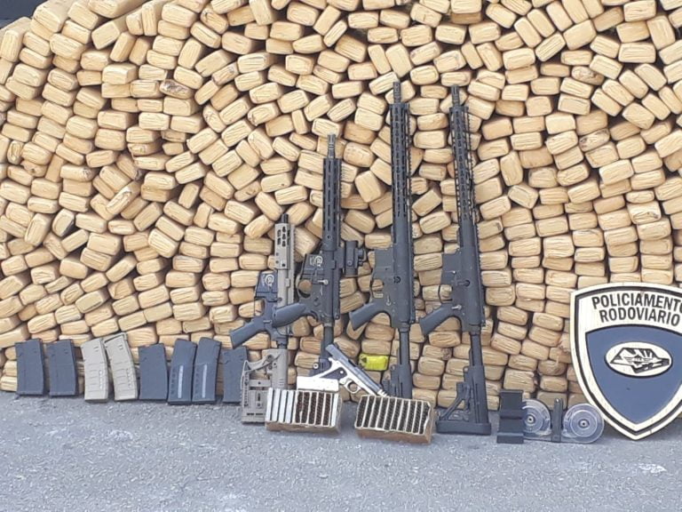 Polícia apreende fuzis e mais de 1 tonelada de maconha em Cubatão