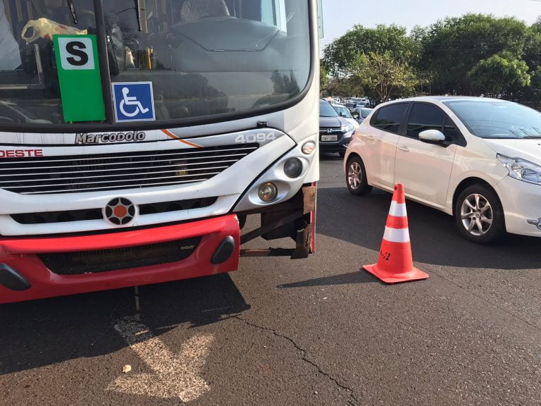 Motorista fecha ônibus e capota carro em Ribeirão