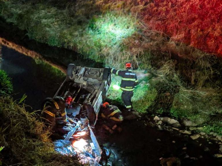 Carro cai em córrego após colisão em São Carlos