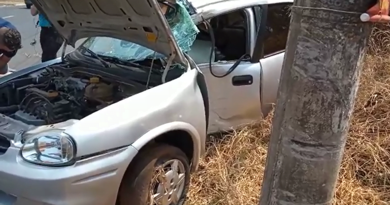 Mulher fica ferida após carro colidir com poste em Ribeirão