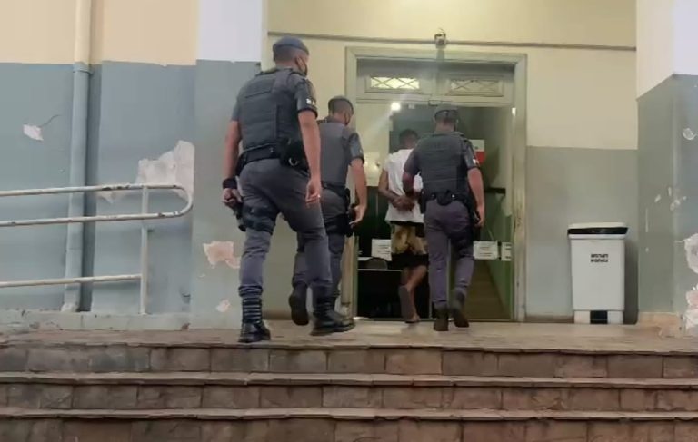 Polícia prende adolescente com 15 tijolos de maconha em Ribeirão