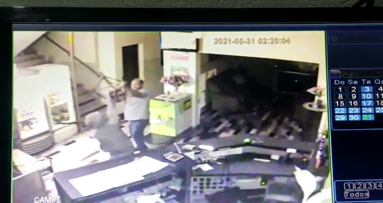 Vídeo | Recepcionista reage a assalto e fica gravemente ferido em hotel de Jaboticabal