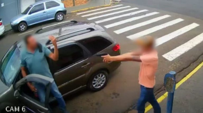 Vídeo | Briga no trânsito termina em ameaças por arma de fogo