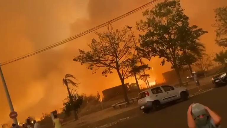 Vídeo | Incêndio causa redemoinho de fogo em vicinal de Batatais