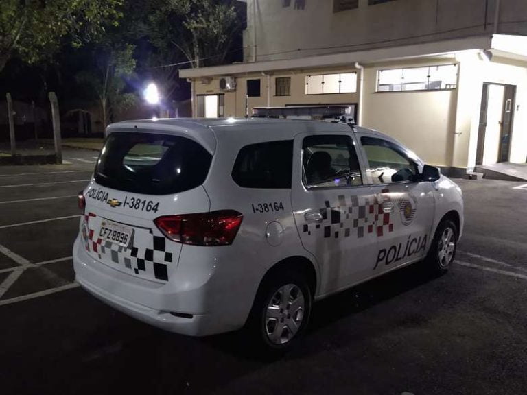 Mulher rouba pote de paçocas após invadir loja em São Carlos