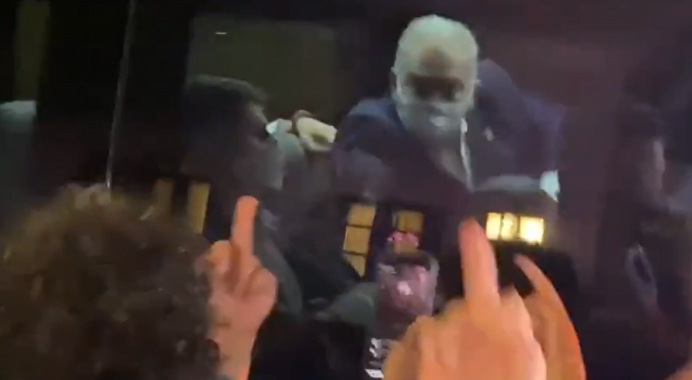 Vídeo | Queiroga perde a paciência e faz gesto obsceno para brasileiros em NY