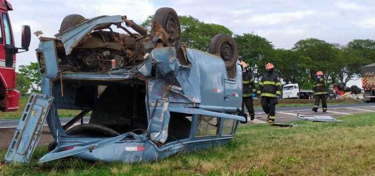 Batida entre caminhão e perua deixa dez feridos na Washington Luís