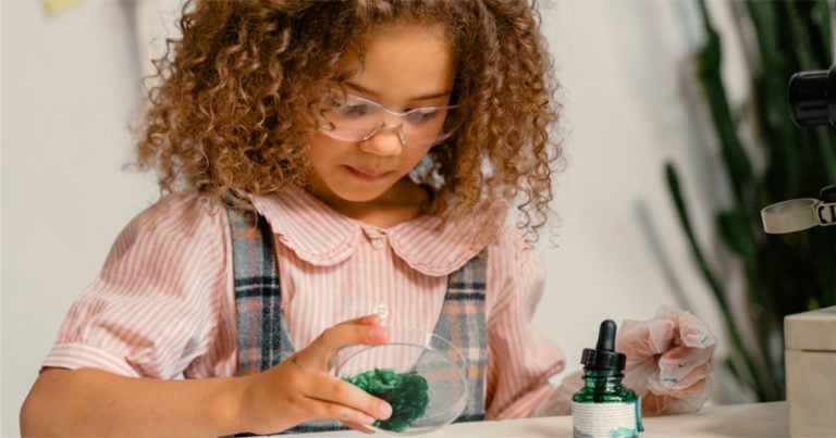 Curso gratuito inscreve meninas da região de Ribeirão Preto para aprender ciências