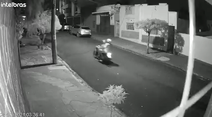 Vídeo | Dupla furta motocicleta durante a madrugada em Ribeirão