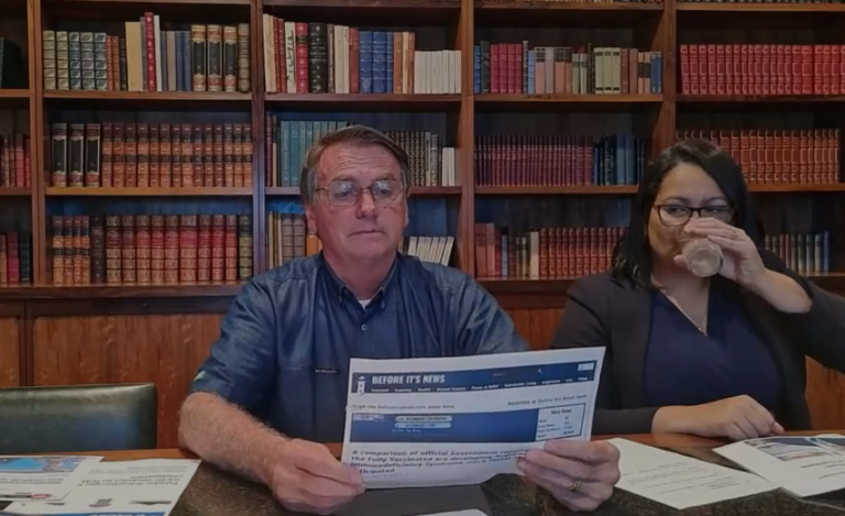 Jair Bolsonaro relaciona vacinas à Aids durante live e é acusado de propagar mentiras