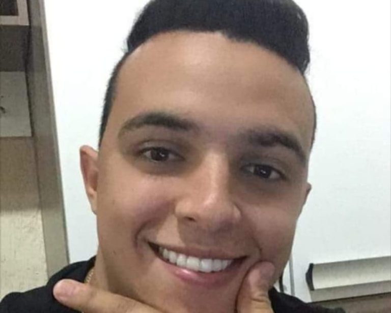 Motoqueiro de 26 anos morre após colidir com um poste em Franca