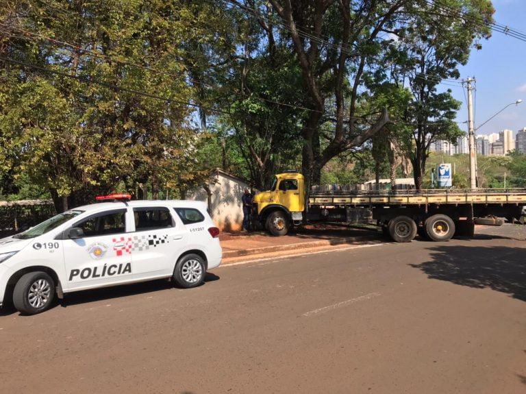 Caminhão colide em grade de construtora em Ribeirão