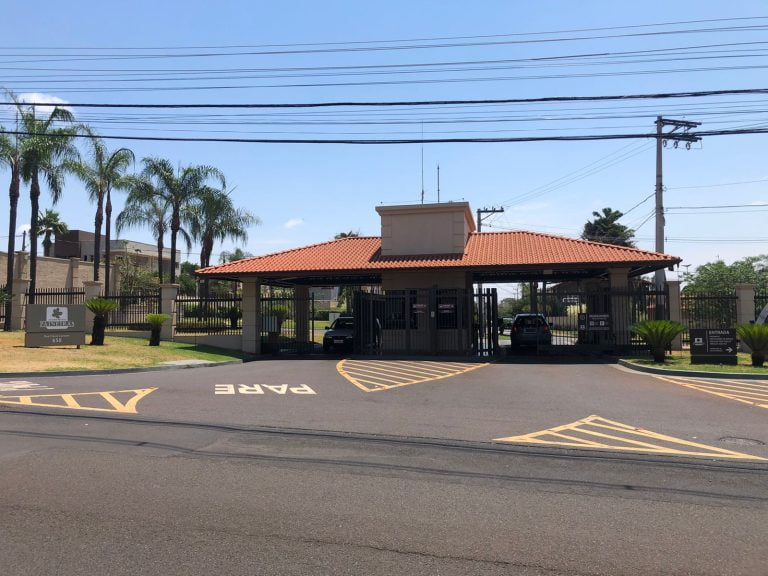 Funcionário sofre fratura exposta após prender braço em trator