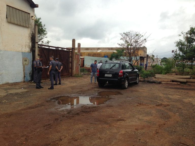 Bandidos assaltam marcenaria e disparam contra policiais em Ribeirão