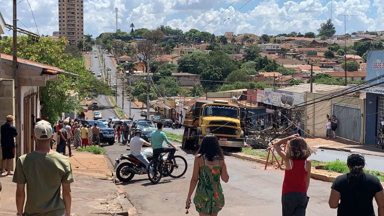 Caminhão desgovernado atinge veículos e derruba poste em Orlândia