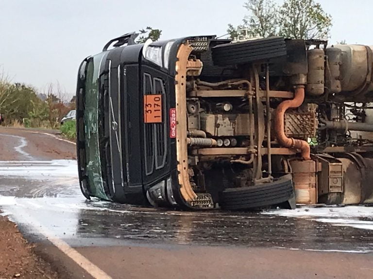 Colisão entre dois caminhões interdita rodovia Deputado Cunha Bueno