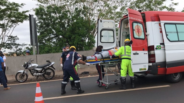 Jovem sofre ferimentos após colidir com carro em Ribeirão