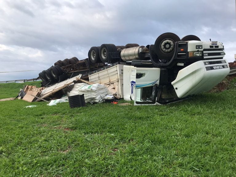 Caminhão destrói proteção metálica e tomba em Ribeirão