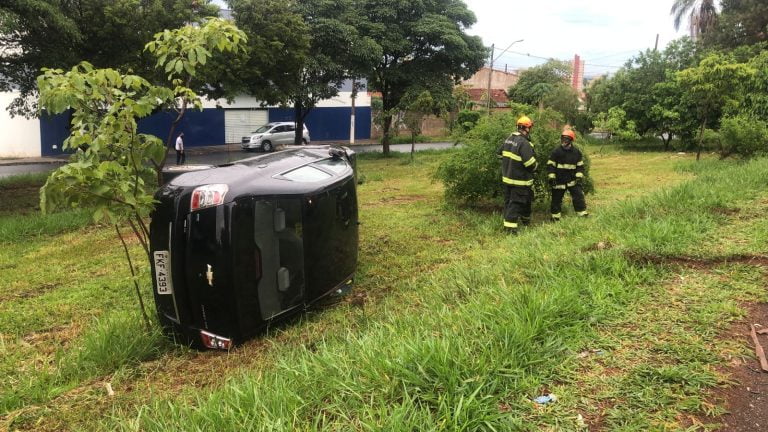Carro capota na avenida Castelo Branco, em Ribeirão