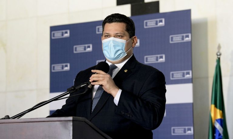 Obrigatoriedade do uso de máscara no transporte público é retirada