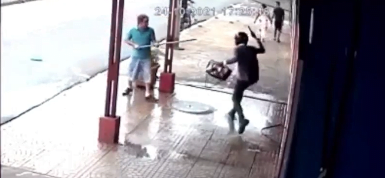 Vídeo | Dupla tenta roubar estabelecimento e leva ‘coça’ de cabo de vassoura em Ribeirão