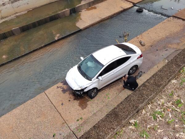 Motorista perde controle e carro acaba dentro do córrego em Franca
