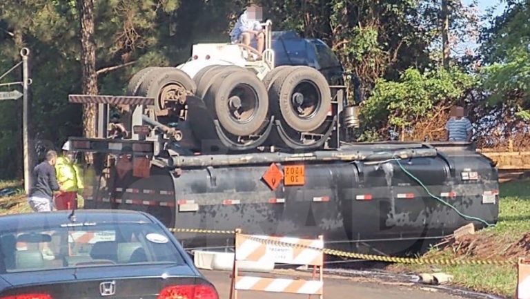 Caminhão bi-trem tomba e provoca vazamento químico na bacia do Rio Jacaré