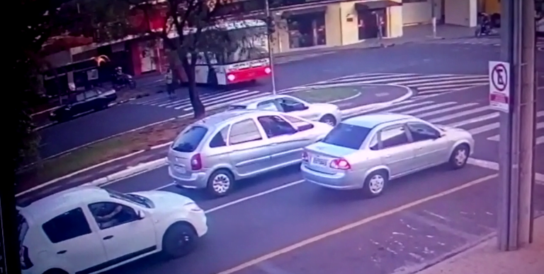 Vídeo | Idosa morre atropelada por ônibus em Franca