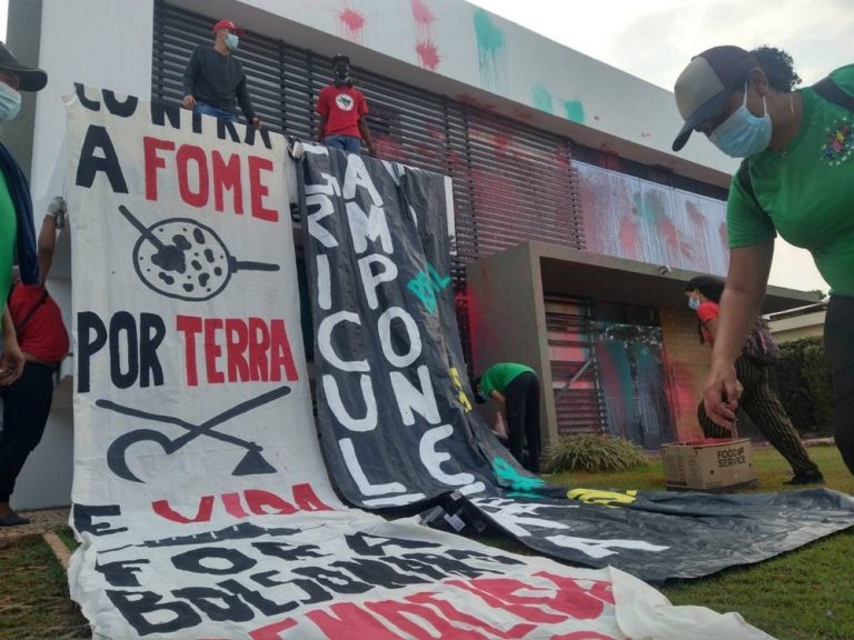 Vídeo | Grupo invade e vandaliza sede da Aprosoja em Brasília