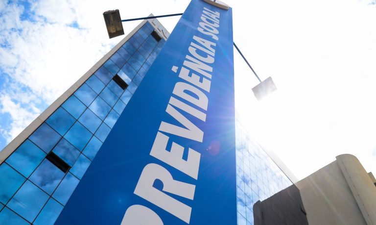 Bancos suspendem consignado do INSS após governo reduzir juros