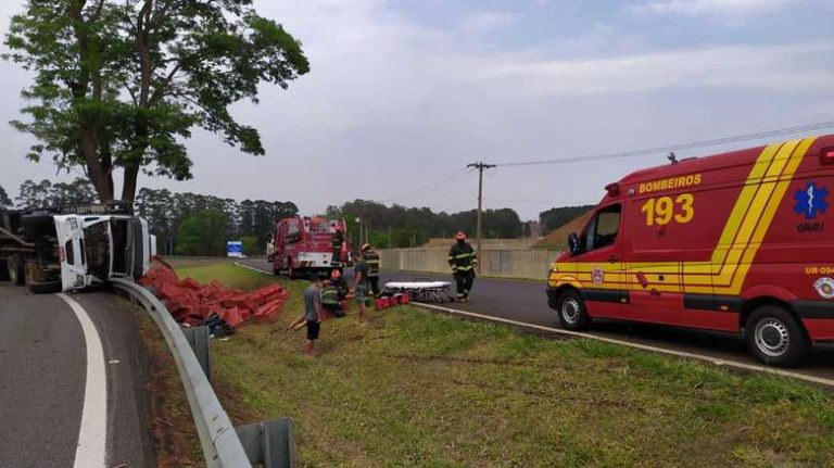 Motorista fratura braço após tombar caminhão em alça de acesso em São Carlos