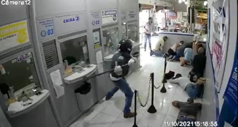 Vídeo | Bandidos usam marreta para roubar lotérica e aterrorizar clientes em Franca