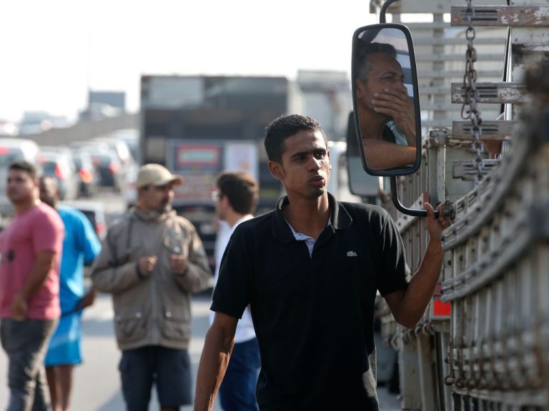 Motociclista morre após batida na avenida Caramuru, em Ribeirão