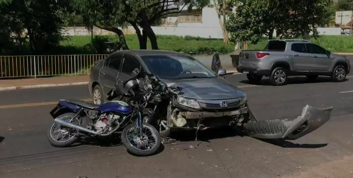 Vídeo | Acidente durante a tarde de hoje envolve um carro e duas motos em Ribeirão Preto