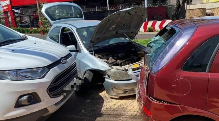 Acidente de carro na avenida Fiúsa envolve três carros