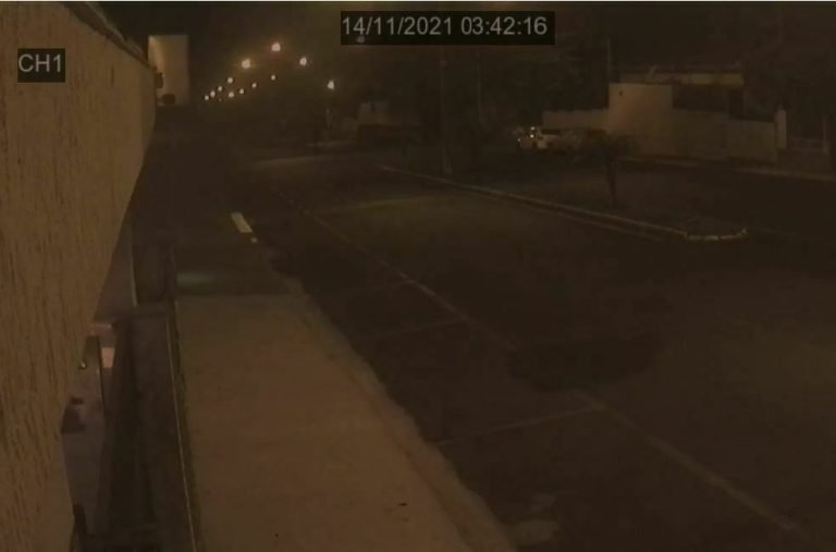 Vídeo | Suspeito arremessa explosivo na casa de ex-vereador