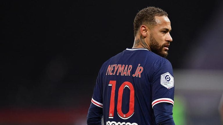 Neymar tem lesão ligamentar no tornozelo, informa PSG