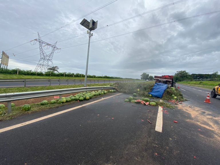 Caminhão carregado de melancia tomba na rodovia
