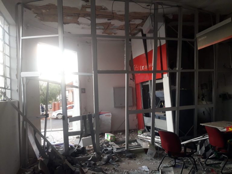 Criminosos destroem agência bancária em Pitangueiras